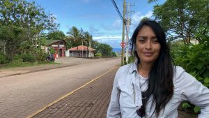 Noerangi säger att det är kontroversiellt att Påsköborna lever av turism. Påskön