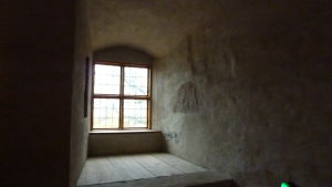 Trots fönster är slottet ganska mörkt och dunkelt. mörka vrån och fönster på Åbo slott.
