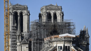 Reparationen av Notre-Dame pågår - och prislappen är inte alldeles liten. Notre-Dame som omges av byggställningar.