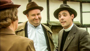 Maanviljelijä Finch (Mark Benton) ja pappi Henry Jameson (Liam Garrigan). Toisen maailmansodan aikaan sijoittuva brittidraamasarja.