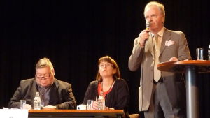 Bärlund i kommunala sammanhang 2012 Kaj Bärlund med mikrofon i kommunalt sammanhang.