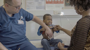 Sairaanhoitaja Kristian Juusola työskentelee lasten syöpäosastolla Oysissa.