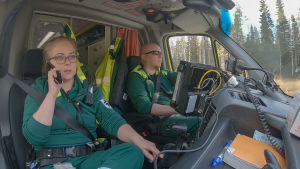 Rovaniemen ambulanssissa ensihoitajat Minttu Pulju ja Kalle Vuollo