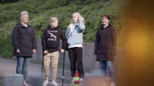 Jalkaproteesin avulla Jere pystyy liikkumaan ja harrastamaan lähes entiseen tapaan. Kuvassa Jeren äiti, Jere, Jeren sisko sekä kummitäti Mirva. Jere kävelee proteesin avulla