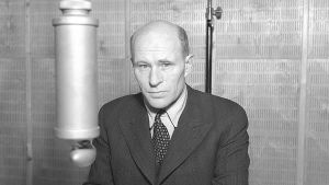 Toivo Pekkanen radiostudiossa (1945).
