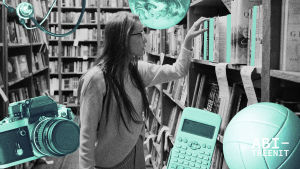 nainen kirjahyllyjen välissä ottamassa kirjaa ja ympärillä erilaisia "kiinnostuksenkohteita"