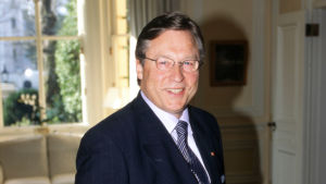 Pertti Salolainen som ambassadör i Storbritannien. Här fotograferad i London år 2000. Pertti Salolainen under ambassadörstiden i London. Här år 2000.