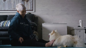 Heidi Foxell leikkii koiransa kanssa