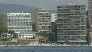 Turister hoppar från balkonger - med dödsfall eller svåra skador som följd Strand på Mallorca