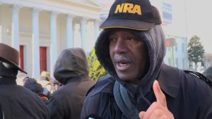 Steve Brown tycker att planerna på nya lagar är ett angrepp på den grundlagstryggade rätten att bära vapen. Steve Brown äger tretton vapen och deltog i demonstrationen mot nya vapenlagar i Virginia.