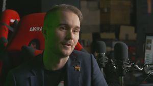 John Kronberg liknar lootlådeöppningen i Counter-Strike vid lotteri. John Kronberg sitter framför en speldator med en mikrofon framför sig.
