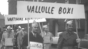 Opiskelijat mielenosoitusmarssilla 