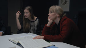 Kapellimestarioppilas Emilia Hoving ja kapellimestari Susanna Mälkki keskustelevat juuri päättyneestä harjoituksesta. Emilia Hoving och Susanna Mälkki sitter och tittar på en video och analyserar Hovings tolkningar av musiken.