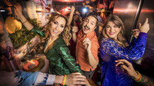 Melodifestivalens programledare 2020 Lina Hedlund, David Sundin och Linnéa Henriksson i glittriga kläder.