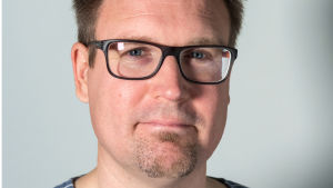 Tutkija Petri Paju Turun yliopistosta on tutkinut tekniikan kehittäjien kansallisia motiiveja ja perusteluja. Tutkija Petri Paju Turun yliopistosta katsoo kameraan.
