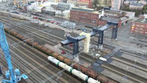Logomobron byggs som bäst. Bredvid den planeras en ny bro, eller ett helt lock över järnvägen. Logomobron byggs, fotot taget med drönare ovanför bron 24.1.2020