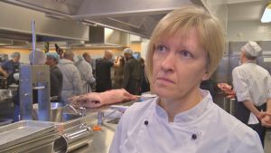 Gunnel Englund ser många möjligheter med att börja förädla viltkött. Gunnel Englund intervjuas av Svenska Yle.