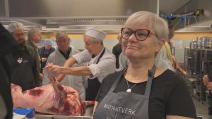 Företagaren Eija Lamsijärvi deltar eftersom efterfrågan på viltkött har ökat markant. Eija Lamsjärvi intervjuas då hon skär kött.