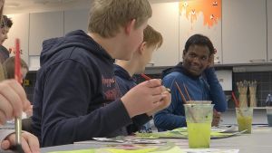 Venkat Kumar besöker Lyceiparkens skola en dag i veckan i fem veckors tid. Venkat ler medan han pratar med de andra eleverna.