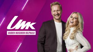 Mikko Silvennoinen ja Krista Siegfrids poseeraavat hymyileväisinä purppuranvärisen UMK-grafiikan edessä, heidän vieressään on teksti UMK Uuden Musiikin Kilpailu.