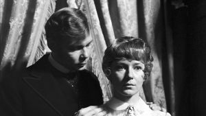 Risto Aaltonen (Torvald) ja Pirkko Peltomäki (Nora) näytelmässä Nukkekoti Risto Aaltonen (Torvald) ja Pirkko Peltomäki (Nora) tv-elokuvassa Nukkekoti