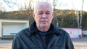 Johan Sundqvist tycker att Enestam lyckades skapa mer ro i de politiska fälten. En allvarsam Johan Sundqvist framför Dalsbruks torg i ett torrt men kallt februariväder.