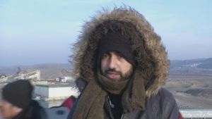 Ahmad Abdullah intervjuades i gränsområdet på den turkiska sidan om gränsen av nyhetsbyrån Reuters på söndagen. En man i vinterkläder och huva mot med en vit byggnad och brunfärgat landskap i bakgrunden.