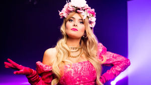 Är Erika Vikman årets UMK-vinnare? Erika Vikman med rosa klänning och blommor i håret