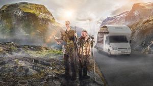 Kaksi miestä metsästysasussa matkailuauton edessä. Eränkävijät-podcastin promokuva.