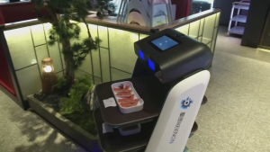 En robot serverar mat på en restaurang i Kina En robot serverar mat på en restaurang i Kina
