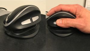 En ergonomisk och reglerbar datormus gör gott för armar och axlar. En ergonomisk datormus med en hand på.