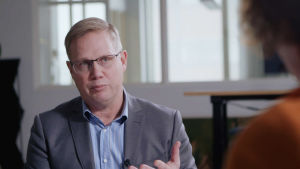 Niclas Grönholm, direktör för den svenska servicehelheten vid Helsingfors stad, säger att utbildningen vid Helsingfors universitet är en faktor till att klasslärarbristen ser ut att lätta, men att staden också jobbat hårt för att utveckla verksamheten. Lärarna i Helsingfors har för litet erfarenhet av invandrarelever, säger Niclas Grönholm, direktör vid Fostrans- och bildningssektorn i Helsingfors.