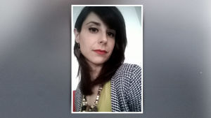 Giulia Iacovino opettaa Italiaa verkossa. Kaikki oppilaskontaktit on kielletty. Kamerakännykällä otettu selfie tummahiuksisesta naisesta.