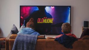 Lapset katsovat sohvalla Yle Olohuone -ohjelmaa.