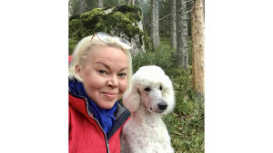 Selfiessä oopperalaulaja Johanna Rusanen-Kartano Carlos-koiransa kanssa eristyksessä koronakeväänä 2020.