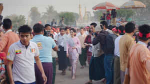 Aung San Suu Kyi väkijoukon keskellä
