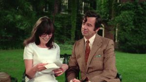 Elaine May ja Walter Matthau. Nainen lukee iloisena kirjettä puistonpenkillä, vieressä mies katsoo ovelasti virnuillen. Elaine May ja Walter Matthau elokuvassa Kun mies on mies