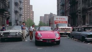 Henry Grahamin kaupunkiauto on Ferrari. Punainen Ferrari ajaa kadulla New Yorkissa, pojat juoksevat auton rinnalla.