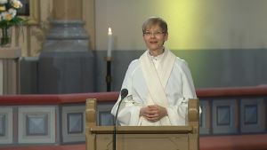 Helena Rönnberg predikar i gudstjänsten. Predikant Helena Rönnberg i Sibbo nya kyrka.