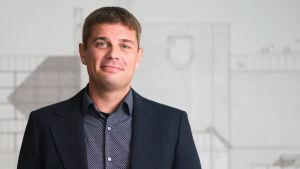 Benjamin Strandberg som är sakkunnig på Kommunförbundet tycker inte att kommunerna har fått för mycket stöd. kommunförbund