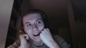 Edvin etäyhteydessä Naomiin läppärillä. Dokumenttielokuvan Mating toinen päähenkilö Edvin katsoo kamerasta ohi hymyillen videopuhelussa