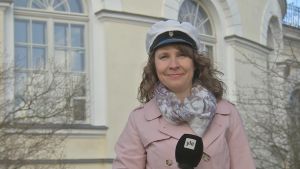 Vårsångstraditionen startade i Åbo, berättar Maria Nylund som har lett direktsändningen från Vårdberget på valborgsmässoafton under de senaste åren. Redan i början av 1800-talet kom körsången in i studentkretsarna vid universiteten i Uppsala, Lund och Åbo. Studenter som studerat i Uppsala hämtade körsången till Åbo och den första konserten med vårsånger hölls 1819 i Runsala. Maria Nylund i Vårdbergsparken