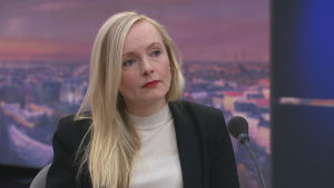 Inrikesminister Ohisalo säger att polisen vid behov kan dela ut böter till vilda valborgsfirare. Maria Ohisalo intervjuas i Ylen aamu.