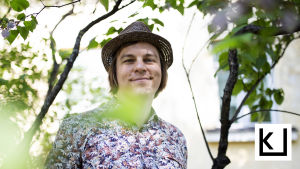 Frank Martela syreenien ympäröimänä.