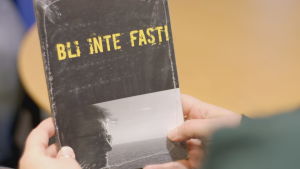 Mattias Boström delar ut sin bok "Bli inte fast" till personer med spelberoende. Boken finansierade han och gav ut själv för ett par år sedan. Bokpärm "Bli inte fast" av Mattias Boström