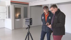 Micke Eriksson och Veijo Hämeenaho använder 3D-kamera för att skapa en virtuell visning av fastigheten. Micke Eriksson och Veijo Hämeenaho använder 3D-kamera för att skapa en virtuell visning av ett rum.