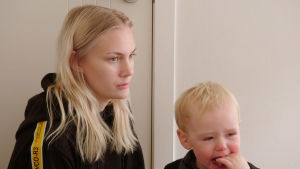 Lapsiperhearki voi käydä hermojen päälle. Ada au pair pienen itkevän pojan kanssa tuskastuneen näköisenä.
