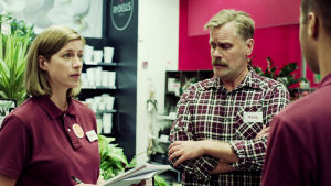 Mona blir inledningsvis utsatt för Filips korta nerver. Här försöker butikschefen reda upp situationen. Mona arbetstränar i matbutik.