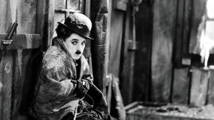 Charles Chaplin värjöttelee kylmässä mökissä elokuvassa Kultakuume.