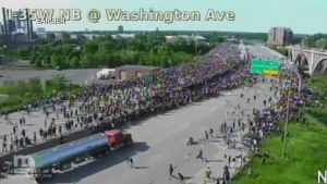 En tankbil kör mot demonstranter i Minneapolis